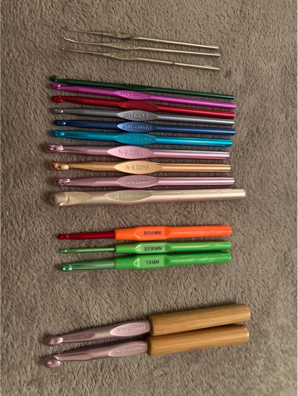 Mixed Set of Aluminum and Wooden Handle Crochet Hooks